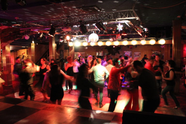 La Clave salsa and bachata classes and dancing in Studio City Los